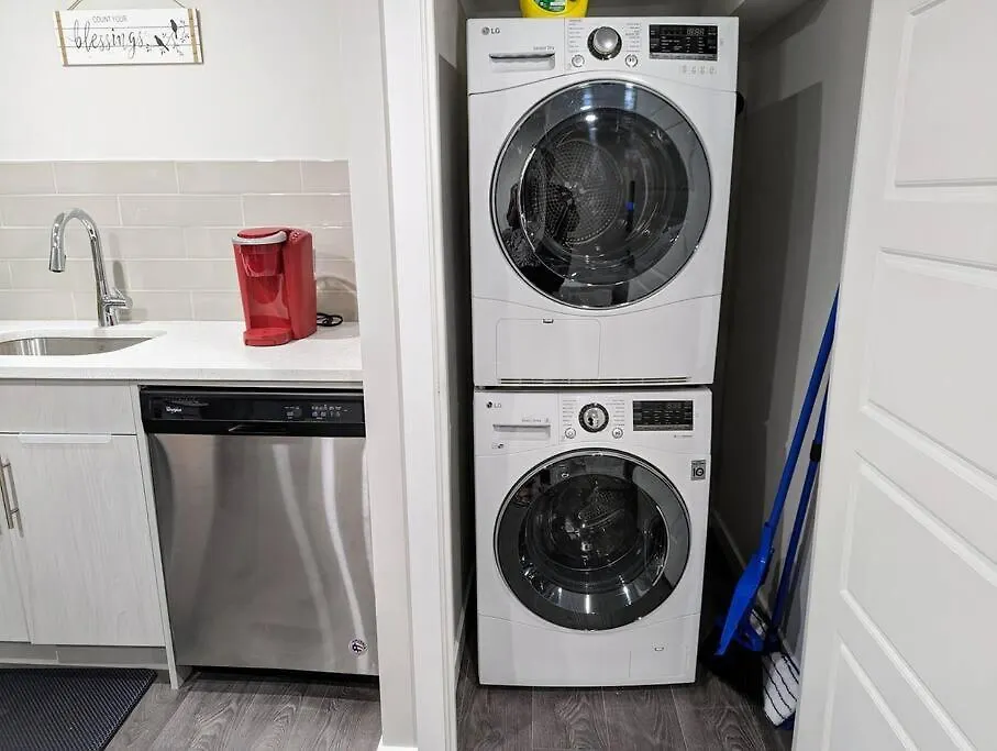 YYC The Fruitful Vineyard- A Beautiful 2 Bed Suite דירה